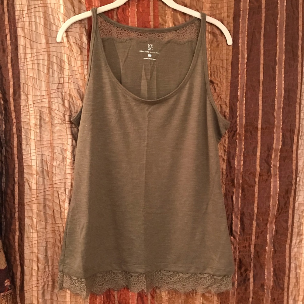 NY&COMPANY lace trimmed tank, green, M